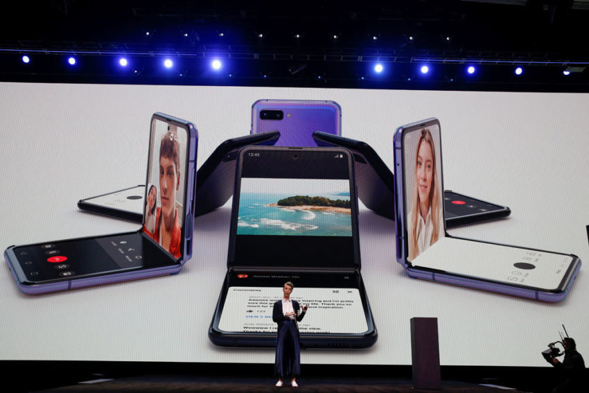 Samsung introduced a new folding smartphone that is able to “tear” the market