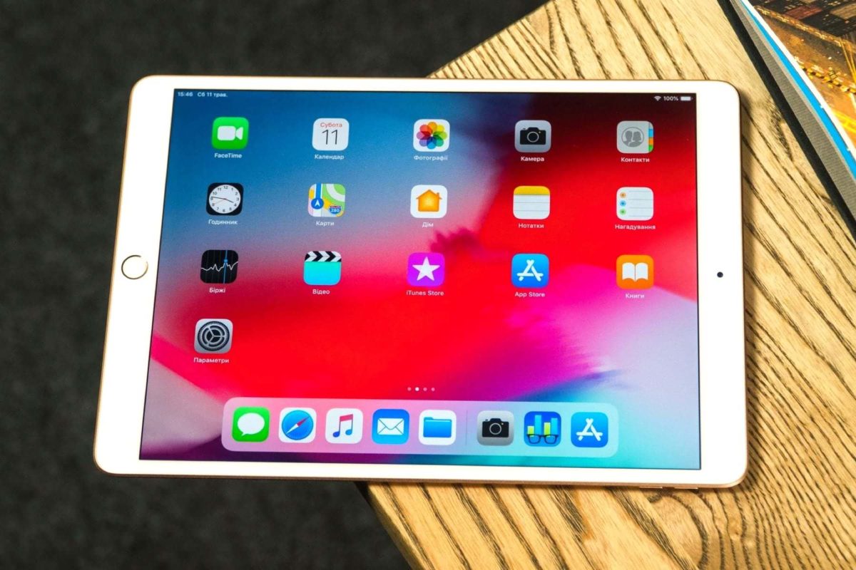 Apple temporarily gives away tablets iPad